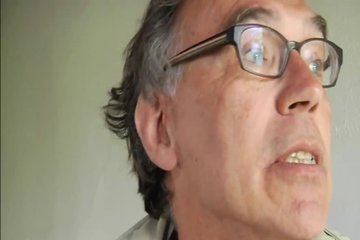 Набросилась на дедулю в очках