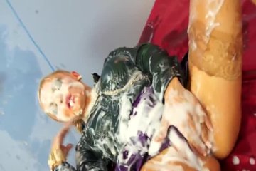 Обрызгала себя пеной из дилдо