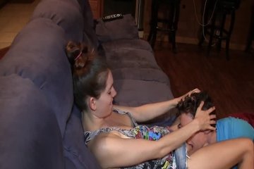 Заставила своего хахаля в очках делать куни