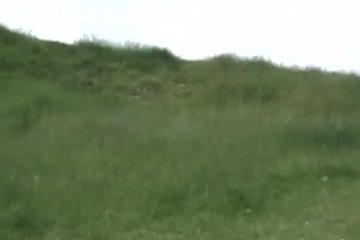 Смотрит на море и мастурбирует