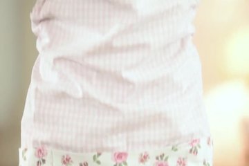 Красотка шаловливо подглядывает за парнями