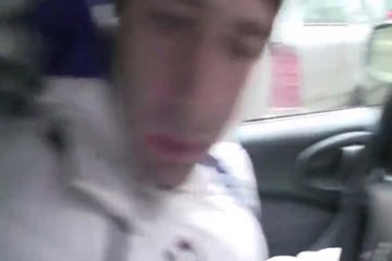 Провожает брюнетку до самого дома