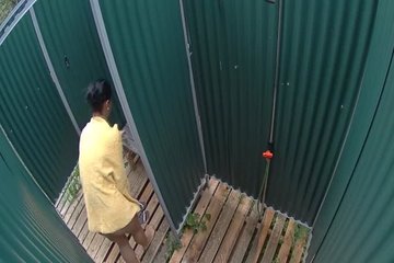 Подглядывать за девушками в душе очень интересно