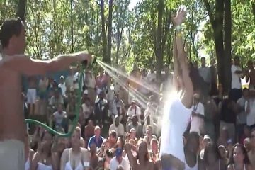 Подставила голое тело напору воды