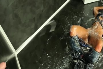 Сучка валяется в мыльной водичке