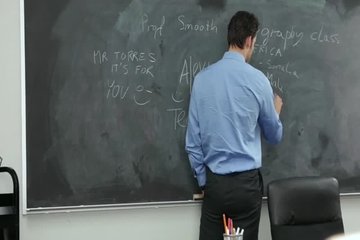 Специально притворяется тупой