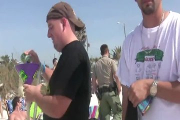 Выбирает себе киску по цвету купальника