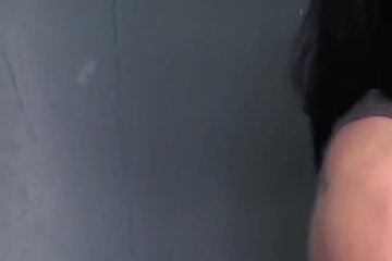 Грязно стягивает фиолетовый лифчик