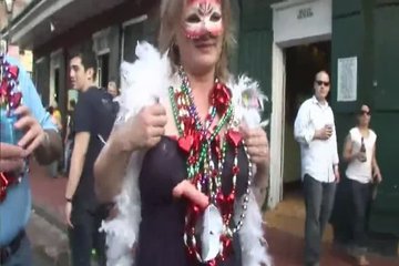 Пьяные туристки демонстрируют свои сиськи