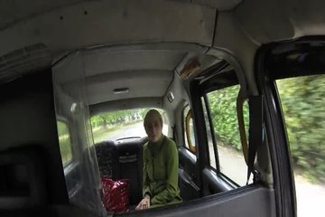 Блондиночка попала в неловкую анальную ситуацию