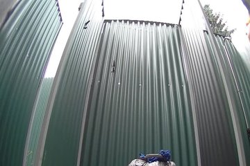 Киска случайно показала всё