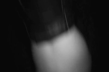 Ночью брюнеточка совсем не переживала о прохожих