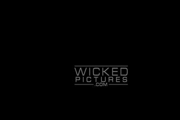 Развязала перед красавчиком свои завязочки