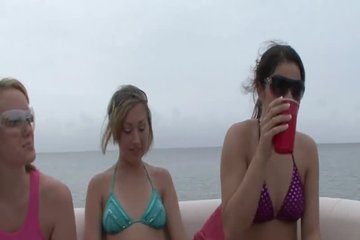 Весело бухают на корабле