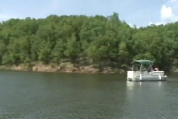 На лодке могут позволить себе пошалить