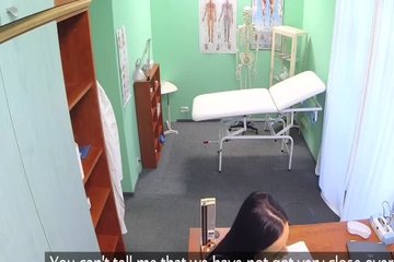 Шикарных красоток врач всегда принимает очень быстро