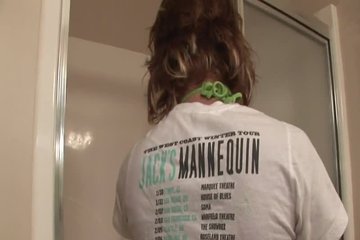 Размокшая писька легко поддаётся ласкам