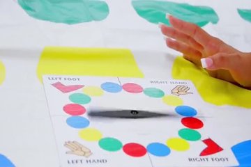 Лесбухи играют в сексуальный твистер