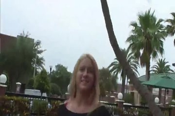 Сиськи без лифчика выпадают очень быстро