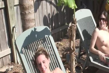 С радостью приспускают свои трусики