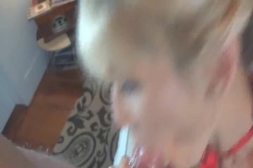 Не стесняясь тыкает в попку