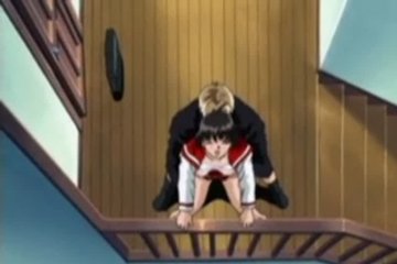 Ее трахают и она дрочит себе на кровати