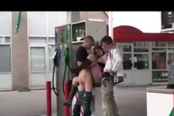 На АЗС двое мужчин трахали шлюху