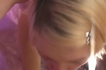 Давалка сосет сладкий мужской конец