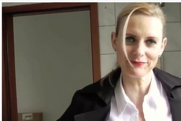 Зрелая милфа отдалась парню и трахается с ним прямо на столе