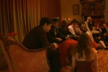 Над рабынями-прислугами издеваются