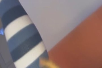 Девушка в чулочках показала грудь