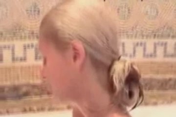 Перис Хилтон в ванне моется