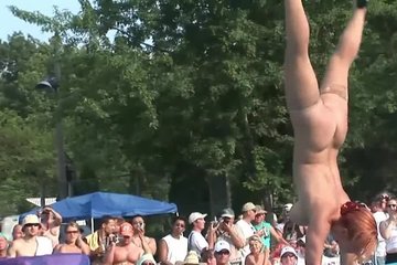 Рыжая мамка с большими сиськами на публике устроила зажигательный стриптиз