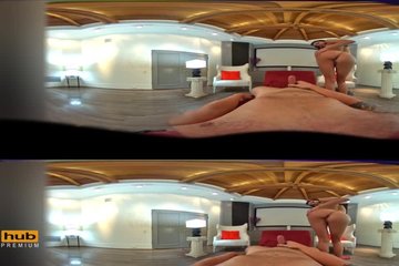 Молодая брюнетка задорно скачет на большом члене приятеля