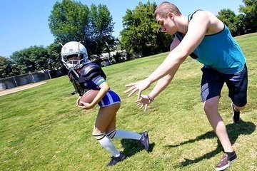 Брат поиграл с сестрой Амбер Саммерс да и выебал ее на сером диване