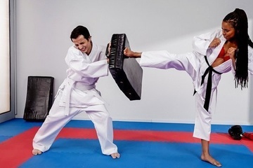 Трахнул длинным хуем боевую подружку Kira Noir на боксерском ринге