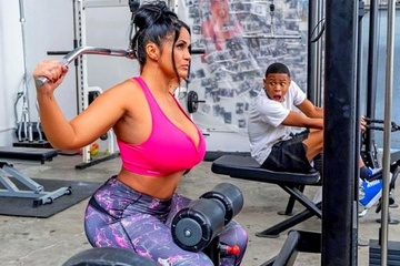 Жопастая Кайлани Кай в фитнес-зале соблазнила молодого негра