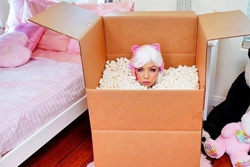 Мужик трахает азиатскую куколку Sami Parker в упругую киску и рот