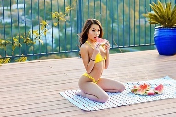 Парень проучил азиатскую подругу Vina Sky, жестко трахнув в узенькую щель