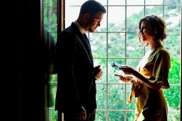 Adriana Chechik и Emily Willis страстно целуются и глотают сперму после шикарного тройничка у бассейна