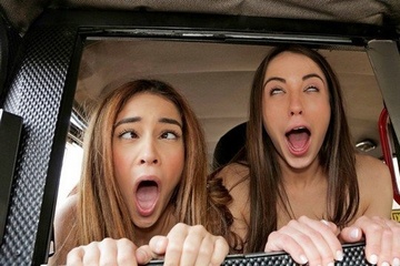 Хинебра Беллуччи и подруга резвятся в такси с водителем