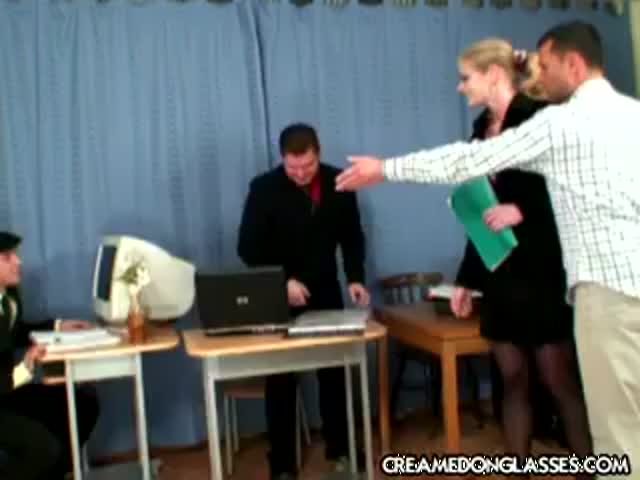 Всем офисом ебут секретаршу порно видео
