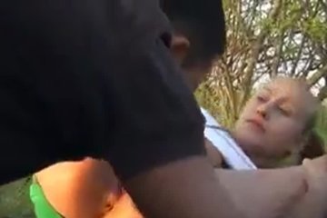 Поссал в кустах и по-трахал малолетку