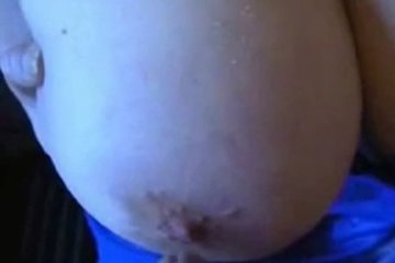 Водит залупой партнера по соскам