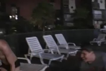 Девушка просто без лифчика была