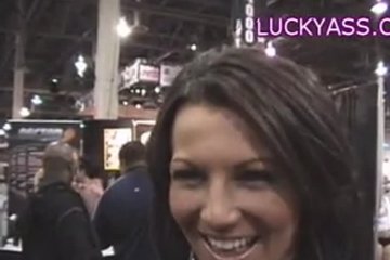 Одни попки и видны, но зато они сладкие