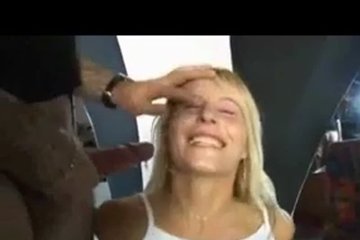 Белая мужская жидкость заляпывает глаза