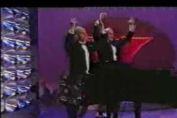 Типа членами играют на пианино