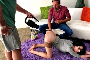 Тощая звезда порно Анна де Виль снимается со зрелым партнером