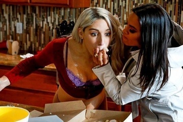 Абелла Дейнджер подчиняется активной лесбиянке и сквиртит